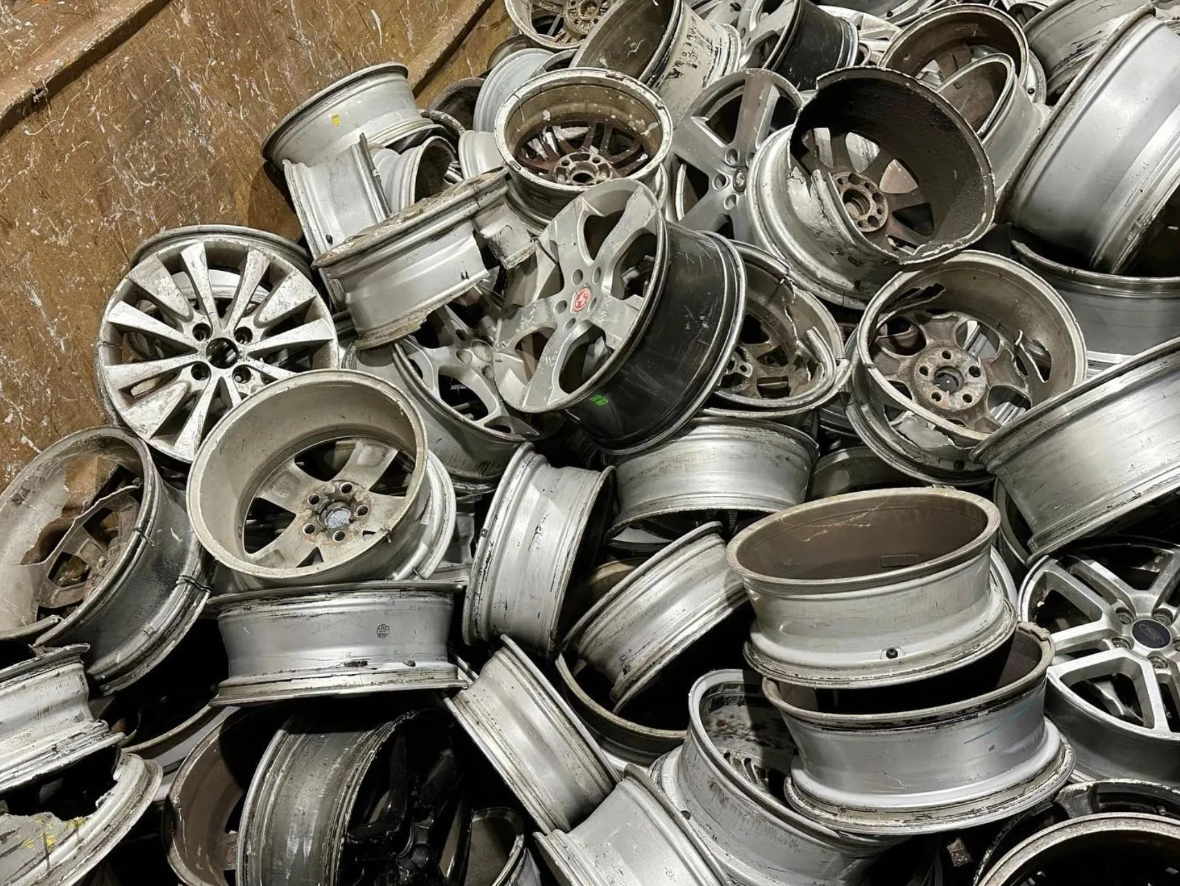 Alloy vs Steel Wheels — What Rolls Is Worth Rolling In